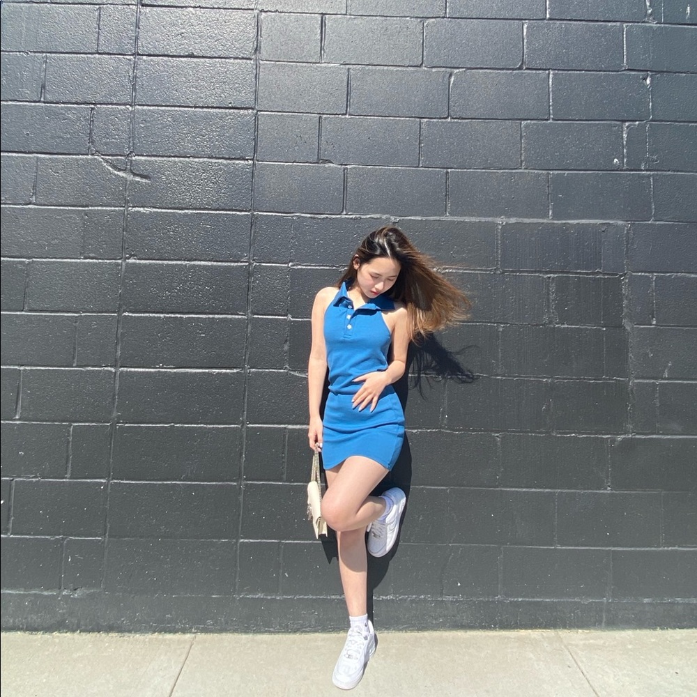 Korean-style women's sleeveless dress with a solid color slim fit designed. - Picture 2 of 8